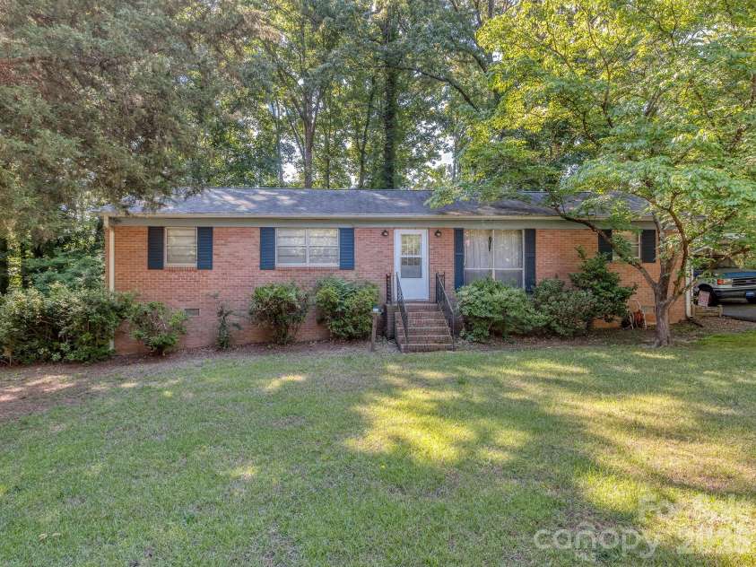 106 Mimosa Lane, Fort Mill, SC 29715.  MLS# CAR4372661, YatesRealty ID 32182. All Brick Ranch