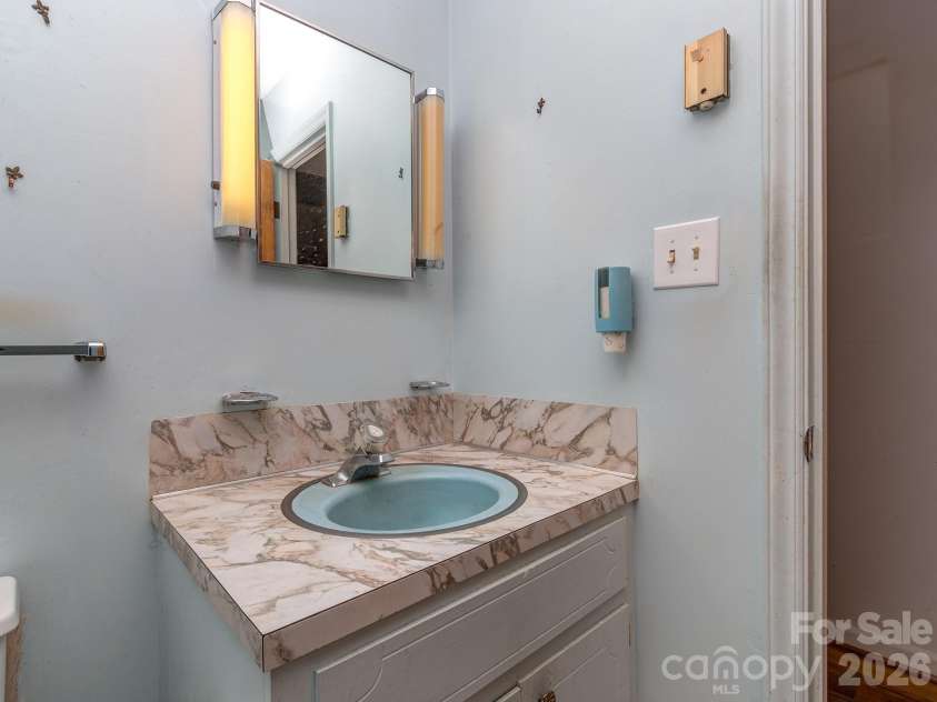 106 Mimosa Lane, Fort Mill, SC 29715.  MLS# CAR4372661, YatesRealty ID 32182. Hall Bath