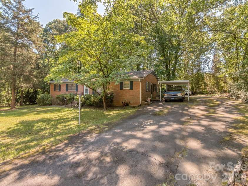 106 Mimosa Lane, Fort Mill, SC 29715.  MLS# CAR4372661, YatesRealty ID 32182. Paved Driveway