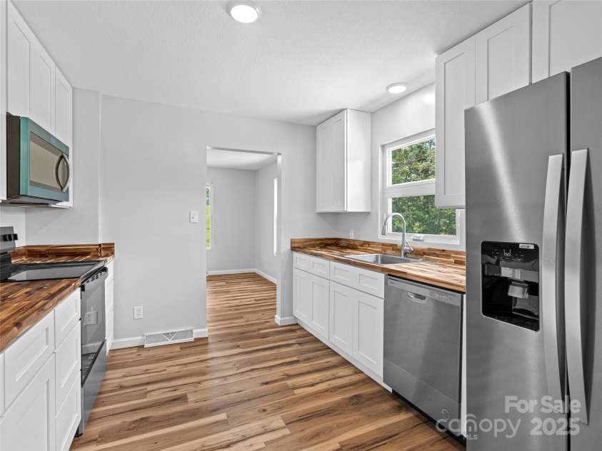 124 Palmer Ford Road, Weaverville, NC 28787.  MLS# CAR4283637, YatesRealty ID 32182. 