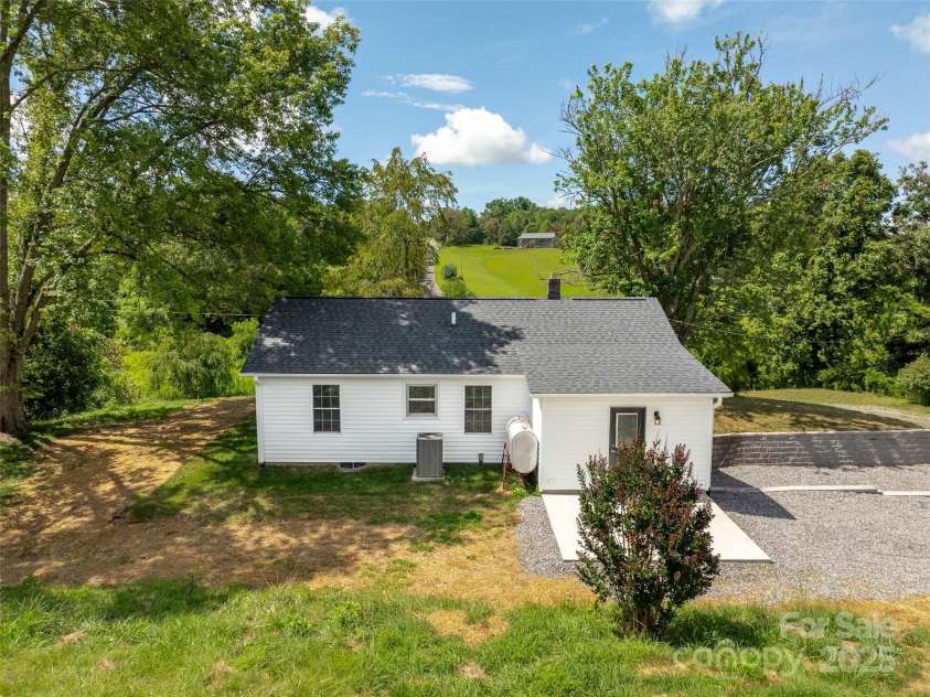 124 Palmer Ford Road, Weaverville, NC 28787.  MLS# CAR4283637, YatesRealty ID 32182. 