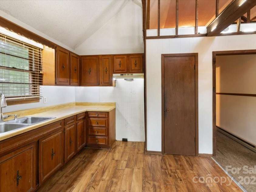 215 Byrd Mountain Estates Road, Burnsville, NC 28714.  MLS# CAR4288272, YatesRealty ID 32183. 