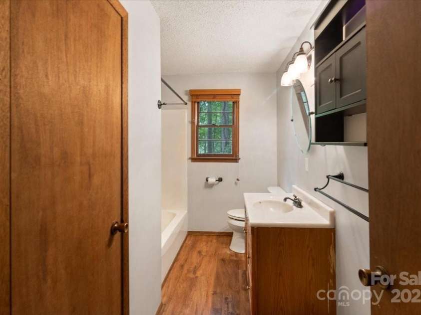 215 Byrd Mountain Estates Road, Burnsville, NC 28714.  MLS# CAR4288272, YatesRealty ID 32183. 