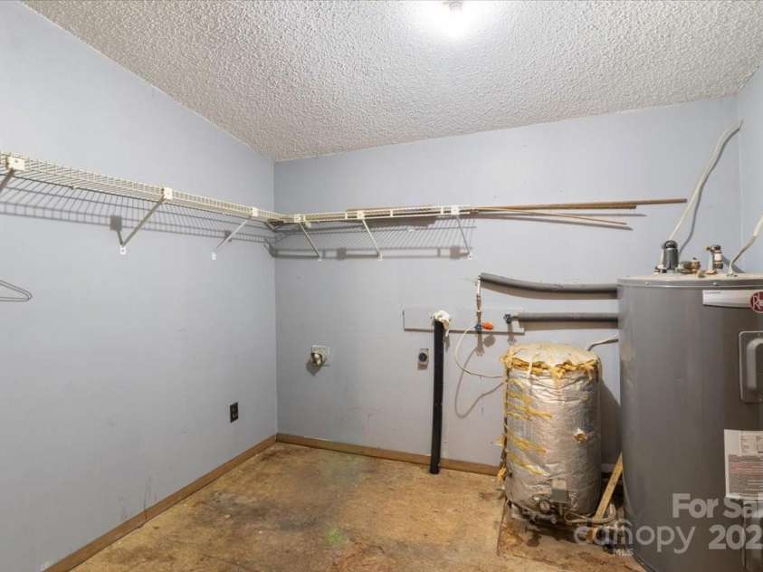 215 Byrd Mountain Estates Road, Burnsville, NC 28714.  MLS# CAR4288272, YatesRealty ID 32183. 