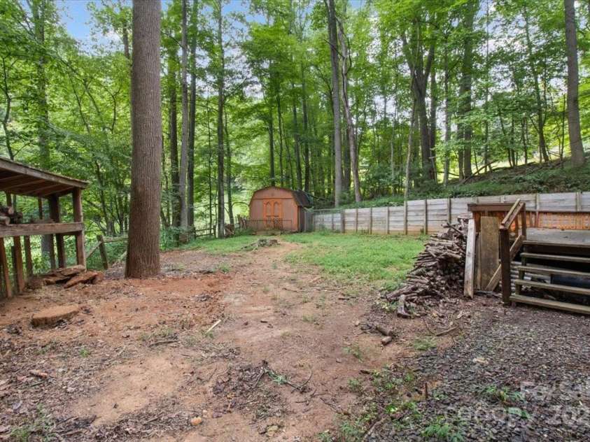 215 Byrd Mountain Estates Road, Burnsville, NC 28714.  MLS# CAR4288272, YatesRealty ID 32183. 