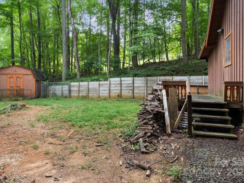 215 Byrd Mountain Estates Road, Burnsville, NC 28714.  MLS# CAR4288272, YatesRealty ID 32183. 