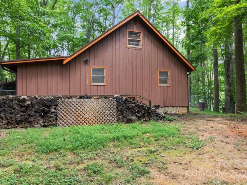 215 Byrd Mountain Estates Road, Burnsville, NC 28714.  MLS# CAR4288272, YatesRealty ID 32183. 
