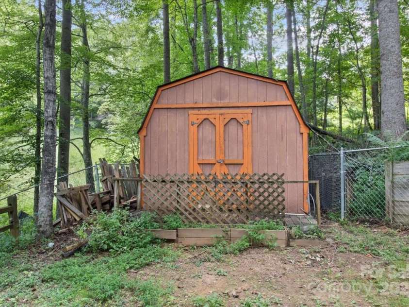 215 Byrd Mountain Estates Road, Burnsville, NC 28714.  MLS# CAR4288272, YatesRealty ID 32183. 