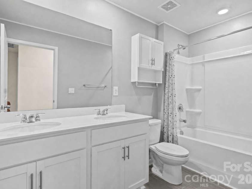 1414 5th Street Drive, Hickory, NC 28601.  MLS# CAR4395727, YatesRealty ID 32189. 