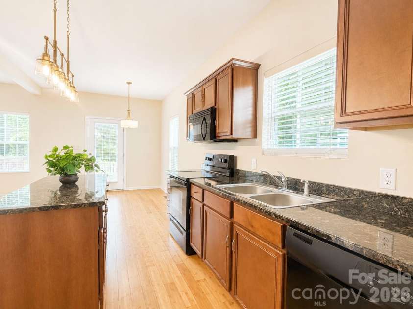 115 High Bluff Circle, Mooresville, NC 28115.  MLS# CAR4389382, YatesRealty ID 32190. Spacious Open Kitchen
