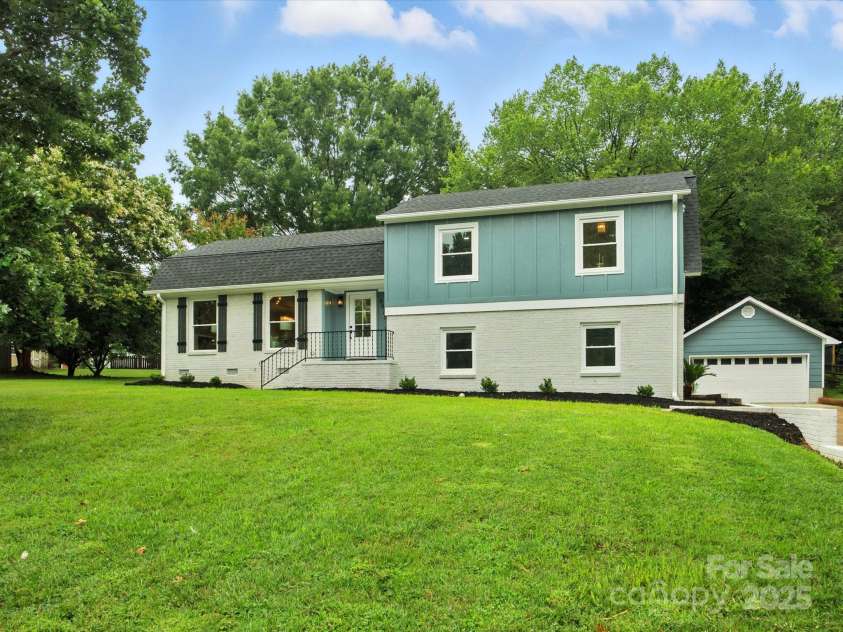 6925 Lancer Drive, Charlotte, NC 28226.  MLS# CAR4288460, YatesRealty ID 32190. 
