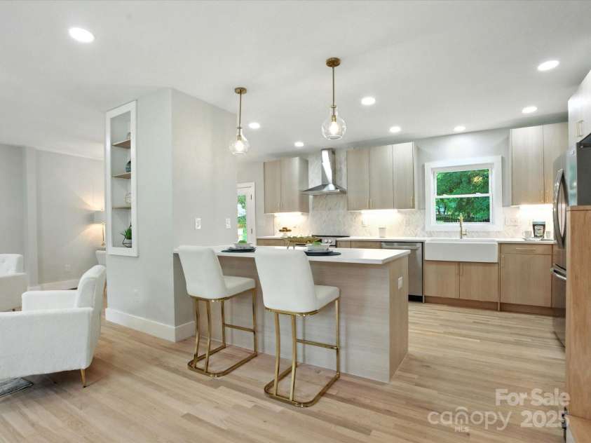 6925 Lancer Drive, Charlotte, NC 28226.  MLS# CAR4288460, YatesRealty ID 32190. 