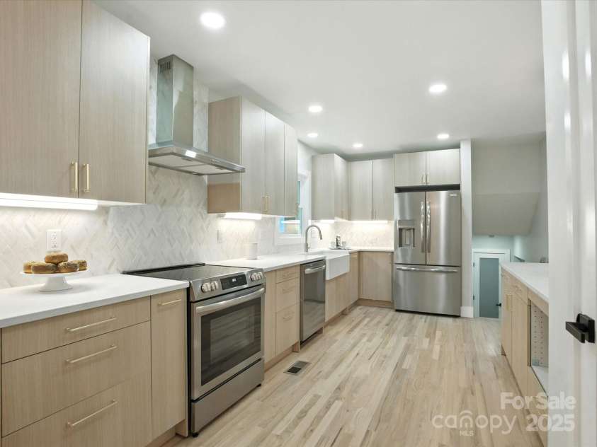 6925 Lancer Drive, Charlotte, NC 28226.  MLS# CAR4288460, YatesRealty ID 32190. 