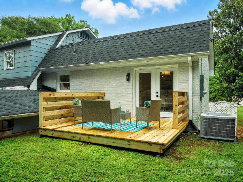 6925 Lancer Drive, Charlotte, NC 28226.  MLS# CAR4288460, YatesRealty ID 32190. 