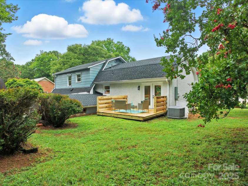 6925 Lancer Drive, Charlotte, NC 28226.  MLS# CAR4288460, YatesRealty ID 32190. 
