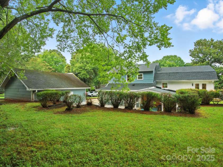 6925 Lancer Drive, Charlotte, NC 28226.  MLS# CAR4288460, YatesRealty ID 32190. 