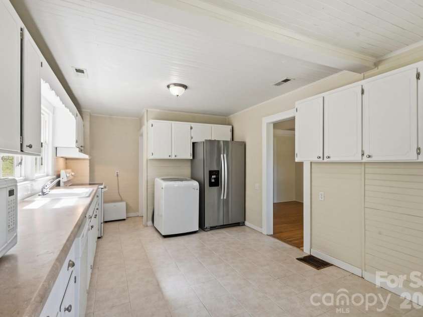 441 Main Street, Clyde, NC 28721.  MLS# CAR4393557, YatesRealty ID 32191. 