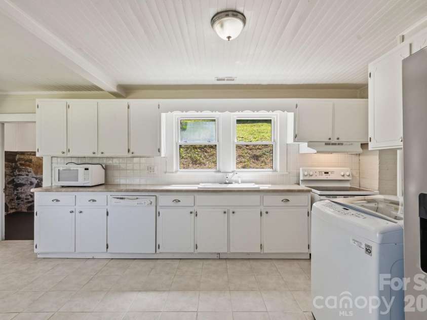441 Main Street, Clyde, NC 28721.  MLS# CAR4393557, YatesRealty ID 32191. 