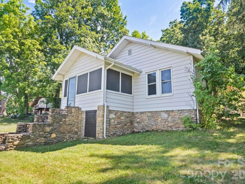 441 Main Street, Clyde, NC 28721.  MLS# CAR4393557, YatesRealty ID 32191. 