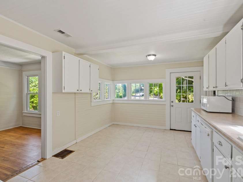 441 Main Street, Clyde, NC 28721.  MLS# CAR4393557, YatesRealty ID 32191. 