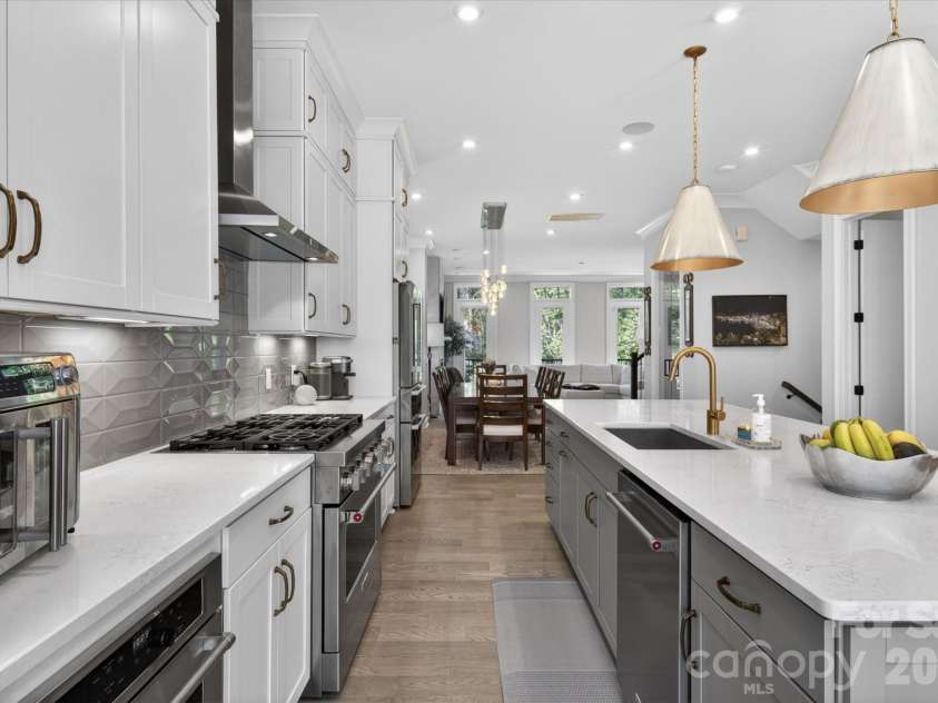 2547 Deacon Avenue, Charlotte, NC 28204.  MLS# CAR4372984, YatesRealty ID 32192. 