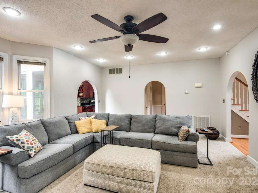 4825 1st Street Court, Hickory, NC 28601.  MLS# CAR4228674, YatesRealty ID 32192. 