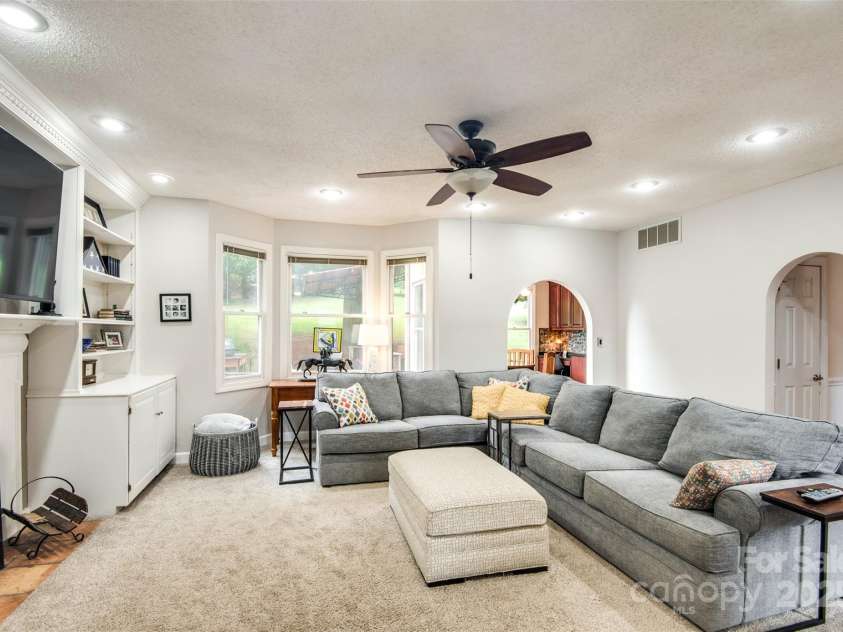 4825 1st Street Court, Hickory, NC 28601.  MLS# CAR4228674, YatesRealty ID 32192. 