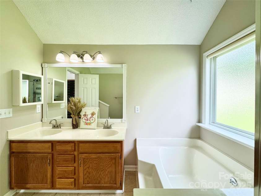 1254 Abbey Ridge Place, Concord, NC 28027.  MLS# CAR4290423, YatesRealty ID 32193. 