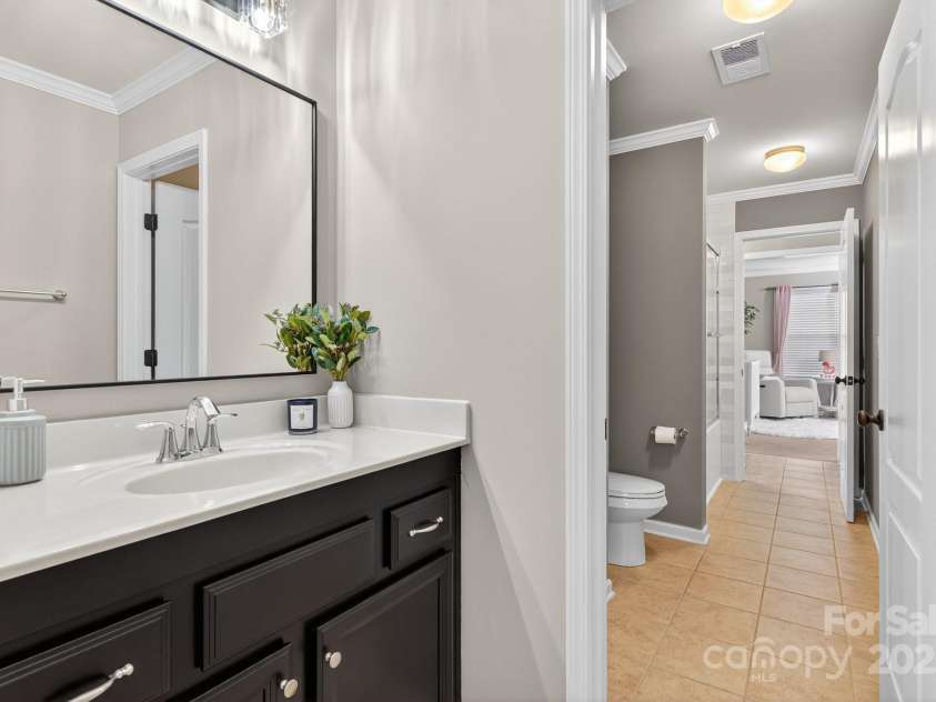 3400 Ringtail Drive, Waxhaw, NC 28173.  MLS# CAR4291096, YatesRealty ID 32194. Jack & Jill secondary bathroom w/new tub, tile and lighting.