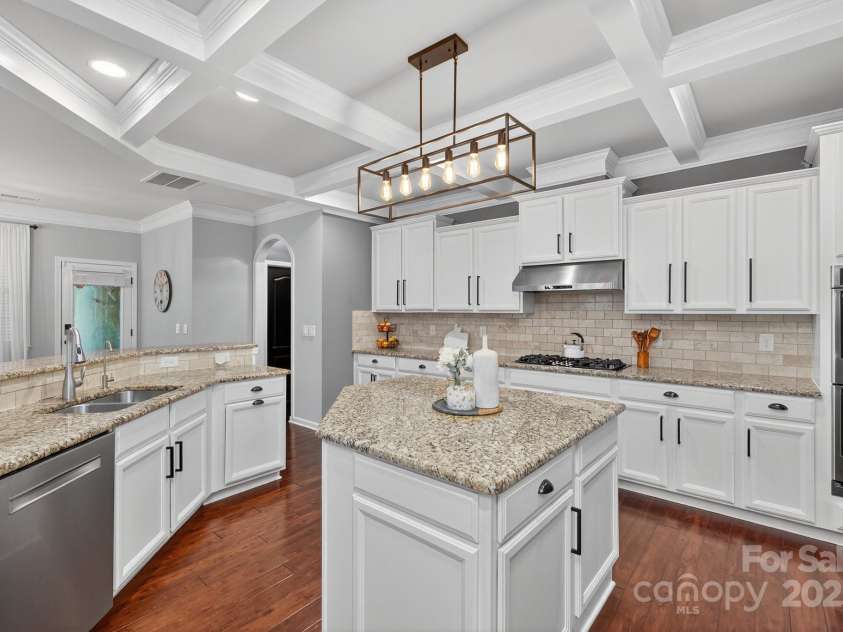 3400 Ringtail Drive, Waxhaw, NC 28173.  MLS# CAR4291096, YatesRealty ID 32194. New cabinet hardware.