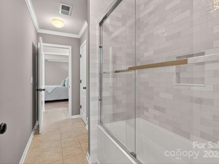 3400 Ringtail Drive, Waxhaw, NC 28173.  MLS# CAR4291096, YatesRealty ID 32194. New tub & tile