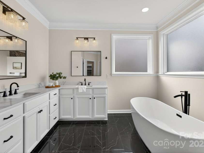 3400 Ringtail Drive, Waxhaw, NC 28173.  MLS# CAR4291096, YatesRealty ID 32194. Newly remodeled primary bathroom