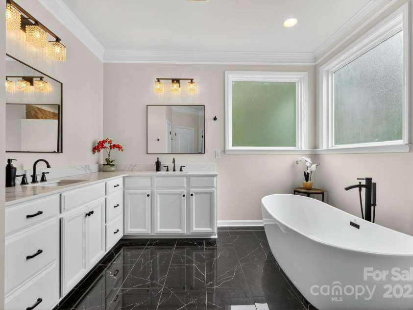 3400 Ringtail Drive, Waxhaw, NC 28173.  MLS# CAR4291096, YatesRealty ID 32194. Renovated bath w/new quartz counters, sinks, lighting & fixtures