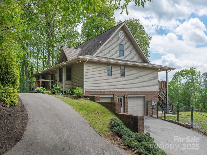 360 Lenwood Drive, Waynesville, NC 28785.  MLS# CAR4255455, YatesRealty ID 32195. 