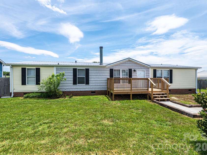 2385 Arrowwood Drive, Hickory, NC 28601.  MLS# CAR4395055, YatesRealty ID 32196. 