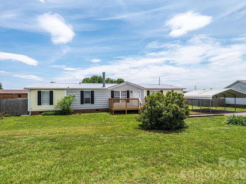 2385 Arrowwood Drive, Hickory, NC 28601.  MLS# CAR4395055, YatesRealty ID 32196. 