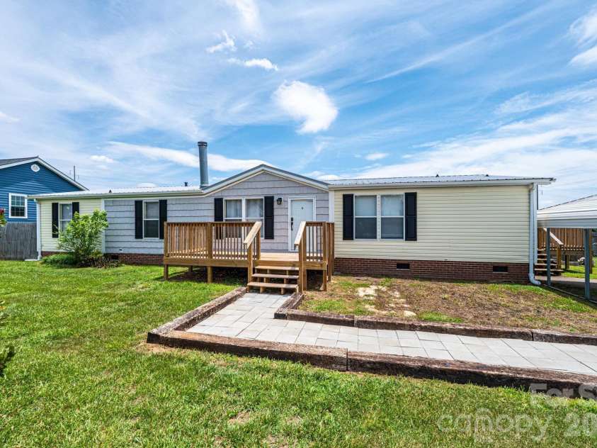 2385 Arrowwood Drive, Hickory, NC 28601.  MLS# CAR4395055, YatesRealty ID 32196. 