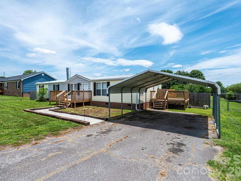 2385 Arrowwood Drive, Hickory, NC 28601.  MLS# CAR4395055, YatesRealty ID 32196. 
