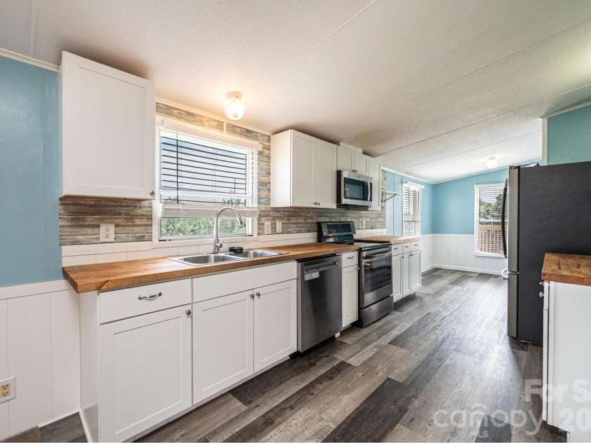 2385 Arrowwood Drive, Hickory, NC 28601.  MLS# CAR4395055, YatesRealty ID 32196. 