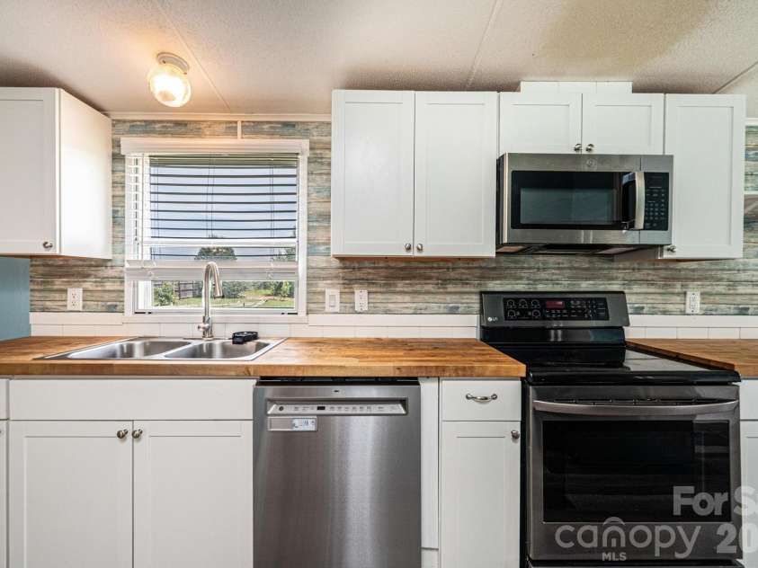 2385 Arrowwood Drive, Hickory, NC 28601.  MLS# CAR4395055, YatesRealty ID 32196. 