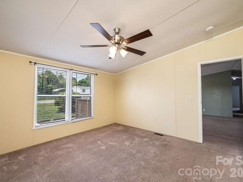 2385 Arrowwood Drive, Hickory, NC 28601.  MLS# CAR4395055, YatesRealty ID 32196. 