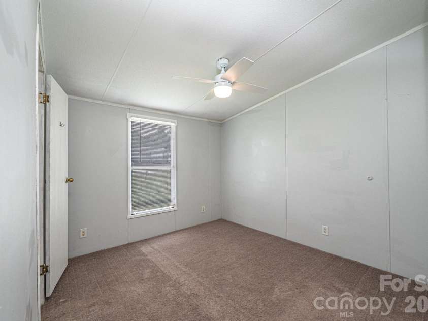 2385 Arrowwood Drive, Hickory, NC 28601.  MLS# CAR4395055, YatesRealty ID 32196. 