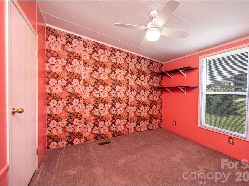 2385 Arrowwood Drive, Hickory, NC 28601.  MLS# CAR4395055, YatesRealty ID 32196. 