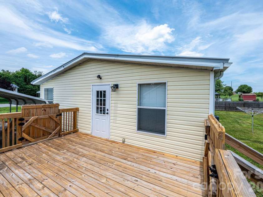 2385 Arrowwood Drive, Hickory, NC 28601.  MLS# CAR4395055, YatesRealty ID 32196. 
