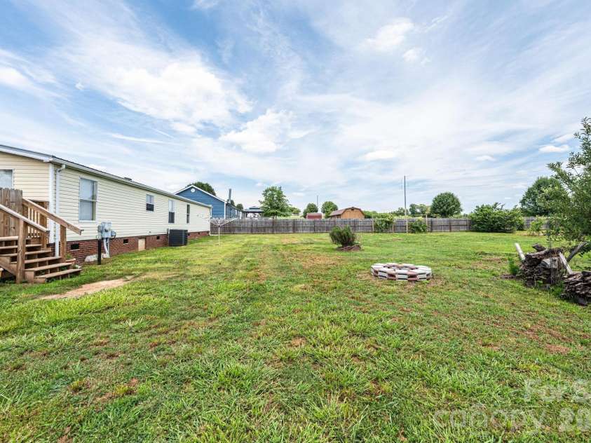 2385 Arrowwood Drive, Hickory, NC 28601.  MLS# CAR4395055, YatesRealty ID 32196. 