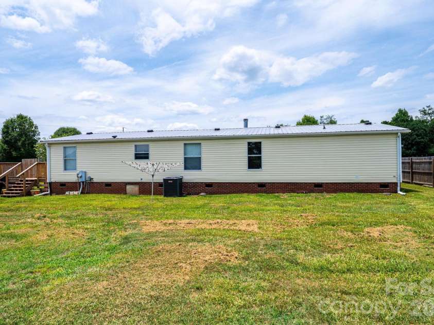2385 Arrowwood Drive, Hickory, NC 28601.  MLS# CAR4395055, YatesRealty ID 32196. 