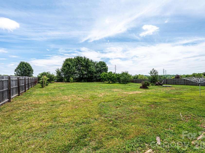 2385 Arrowwood Drive, Hickory, NC 28601.  MLS# CAR4395055, YatesRealty ID 32196. 