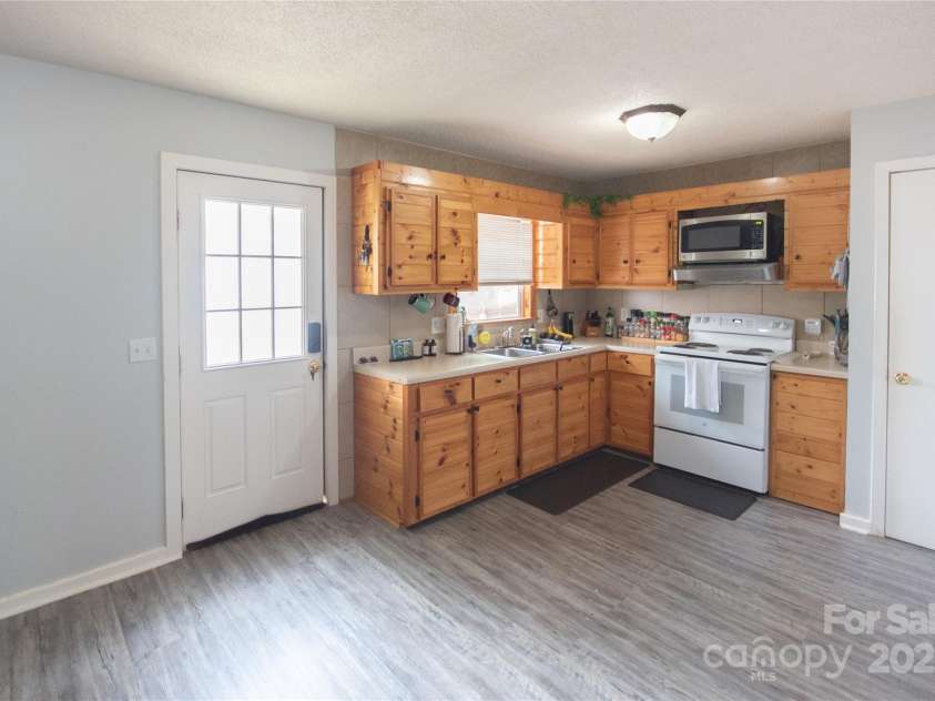 87 Pauline Circle, Franklin, NC 28734.  MLS# CAR4287412, YatesRealty ID 32198. Kitchen