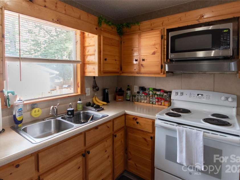 87 Pauline Circle, Franklin, NC 28734.  MLS# CAR4287412, YatesRealty ID 32198. Kitchen