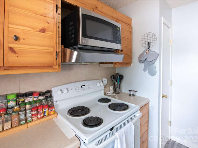 87 Pauline Circle, Franklin, NC 28734.  MLS# CAR4287412, YatesRealty ID 32198. Kitchen